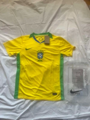 Brazil tröjan storlek S och M finns  - Skriv vilken storlek ni vill ha innan ni köper 