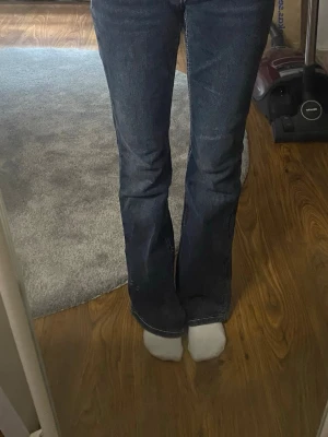 Mörkblå bootcut jeans med broderi - Storlek 158, midjemått: 36cm innerben: 76cm💕