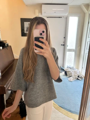 Grå oversized stickad kortärmad tröja - Mysig grå stickad tröja med oversized passform och halvlånga, vida ärmar. Den övita knappt använd och i bra skick, storlek xs från lager 157💘🫶
