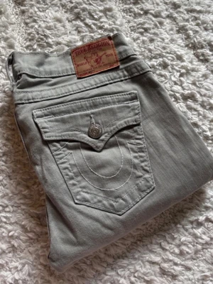 Grå jeans från True Religion - 📐Mått: Midja: 37cm Innerbenslängd: 75cm 