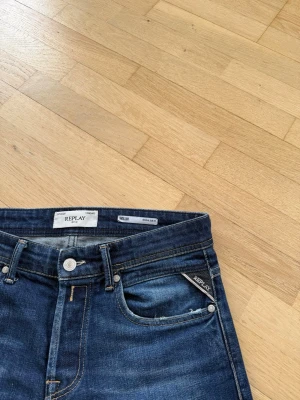 Replay Willbi Jeans  - Säljer dessa sjukt snygga mörkblå ”Replay Willbi” jeansen, jeansen är regular slim fit i passform. Snygga slitningar på knän och baksida med den klassiska Replay loggan på bakfickorna. Jeansen är i storlek 28W 34L och passar om man är något längre. 