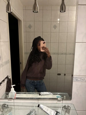 Brun hoodie med huva - Mysig brun hoodie med huva och stor magficka framtill. Klassisk modell med ribbade muddar vid ärmslut och nederkant. Perfekt för en avslappnad och cool stil.