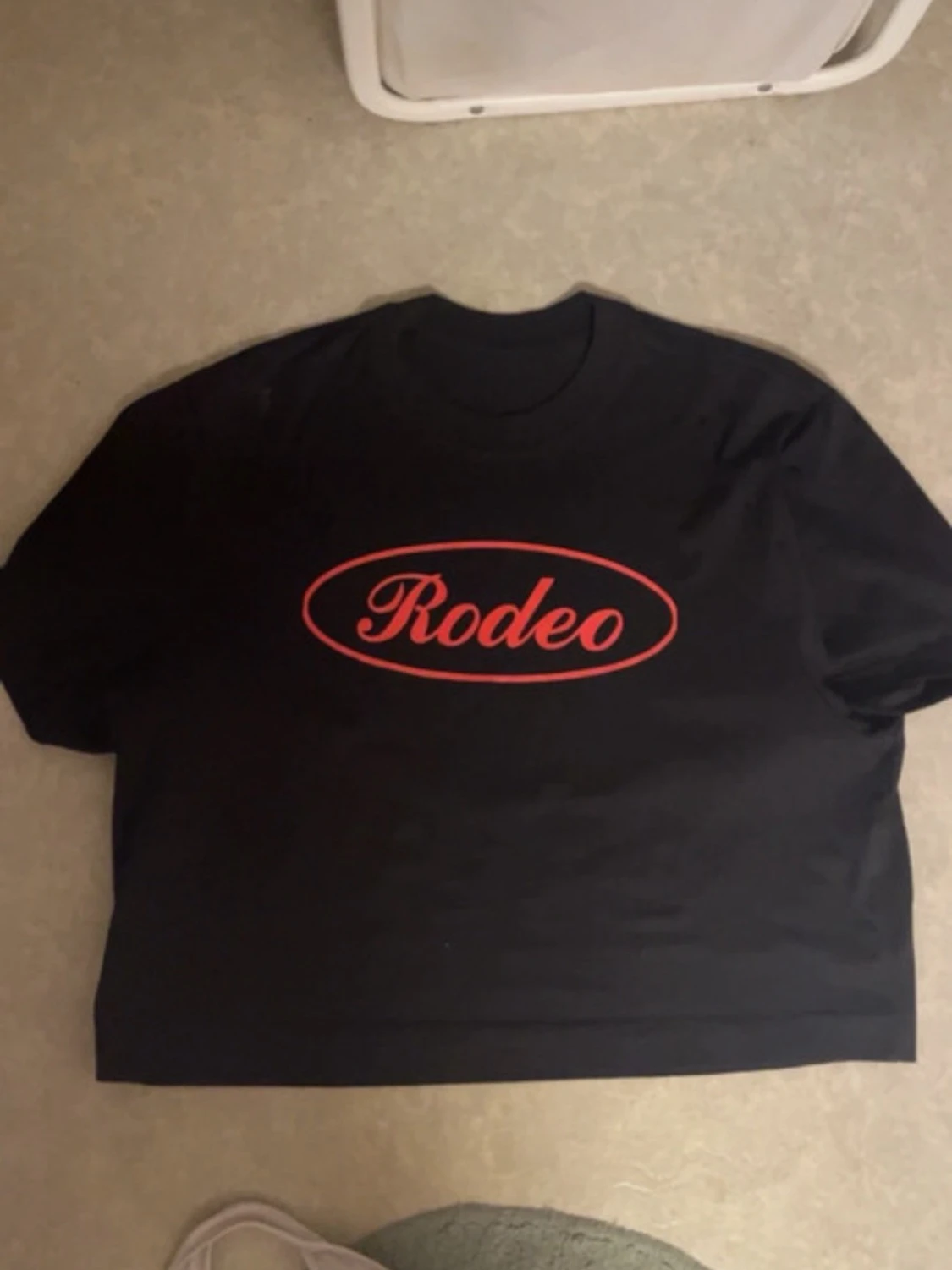 Svart t-shirt med röd Rodeo-logga
