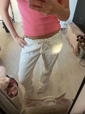 Vita linnebyxor från roxy - Super snygga linnebyxor från Roxy💗Säljer då de inte kommer till användning, använda en gång!