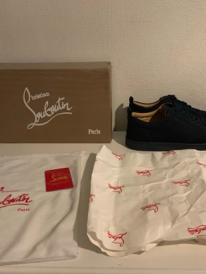 Blå  sneakers från Christian Louboutin - Mörkblå sneakers från Christian Louboutin kan ta byten också som valentino Opens tveka inte att skriva om du har några frågor 