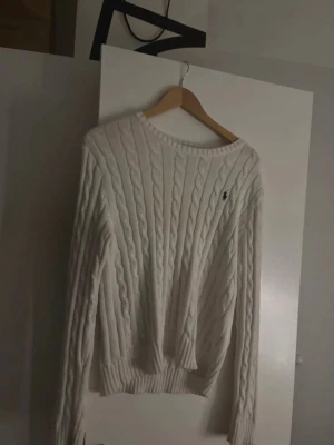 Vit kabelstickad tröja Polo Ralph Lauren - Säljer min polo Ralph lauren tröja då den blivit för stor ❣️🫶 jättefin och bra skick utan fläckar eller hål. Nypris 2595