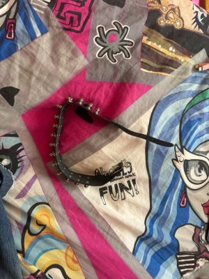 Choker - Choker med två rader av nitar. Onesize. Jag kan gärna mötas upp.☺️