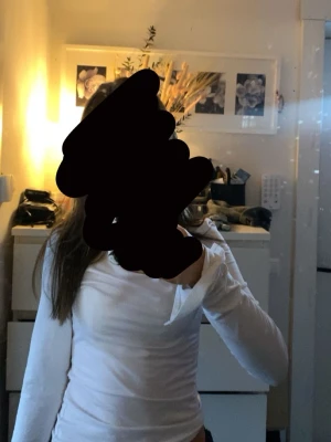 Vit långärmad topp från Bik Bok - Vit långärmad topp i storlek XS från Bik bok, den är i skönt och lite varmt material. Den sitter inte helt tight på mig så därför säljer jag den 💞kan skicka mer bilder om det behövs 