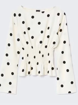 Vit blus med svarta prickar - Trendig vit blus med stora svarta prickar. Blusen har långa ärmar och lätt utsvängd nederkant. Den är som ny har typ använd den 3 gånger💗💕