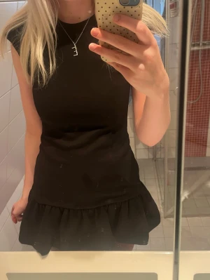 Svart kort volangklänning - Snygg svart kort klänning med volangkant. Aldrig använt! 💕