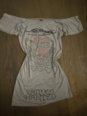 ED HARDY t-shirt! - Unik tshirt/klänning från ed Hardy. Köpt från Vinted. ”Diamanterna” faller av väldigt enkelt dock som ni ser på bilden. Fråga ifall du undrar nått. Pris går att diskuteras