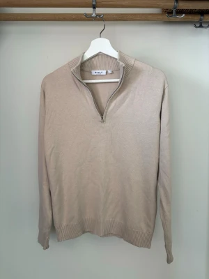 Halfzip tröja  - Jättefin beige halfzip tröja från RYVLS i storlek 146/152. Köpt på Kidsbrandstore för 349kr.