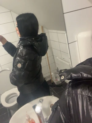 Svart pufferjacka från Moncler - Säljer min svarta moncler maya jacka pga den kommer ej till användning 💖Den har inga defekter därav priset. Har använt 2-3 gånger. Pris kan diskuteras men ska vara rimligt och bara vid snabb affär! Storlek xs men passar mig som brukar ha både xs-s