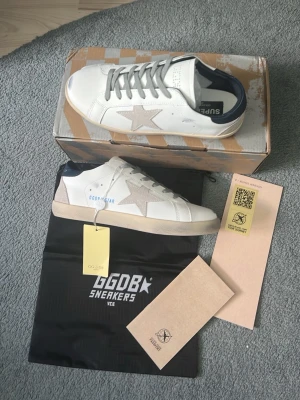 Vita Golden Goose sneakers  - Tja, säljer ett par schyssta  Golden Goose sneakers som aldrig använts. De säljs  för att de är för stora. Hör av er om frågor m.m!Kan sänka vid snabb affär!😀skickar ofta samma dag!