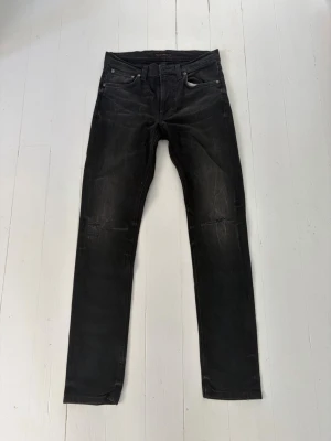 Svarta jeans från Nudie Jeans - Tjena, säljer dessa helt nya nudie jeans med feta slitningar runt om jeansen. Nypris 1600kr men säljer för 799