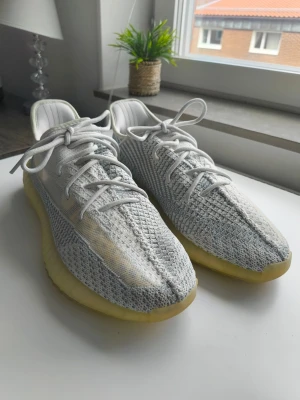 Adidas Yeezy Boost 350 V2 "Cloud White" (Strl 48) - Säljer ett par äkta Yeezy 350 V2 i "Cloud White" Storlek 48 (US 13). De är varsamt använda utan några skador. Originalkartong medföljer ej, men skorna packas och skickas mycket varsamt i en ersättningslåda. Skicka gärna ett DM vid frågor och funderingar. Finns att hämtas på Johanneberg i Göteborg eller skickas med frakt.