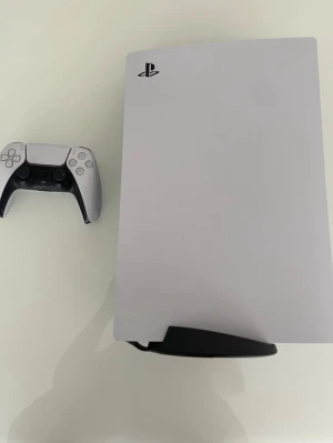 PlayStation 5 med handkontroll - Säljer ett PS5 (Fat med skivläsare) i fint skick där konsolen och hela systemet fungerar helt felfritt. Kontrollen har stickdrift. Strömkabel, HDMI-kabel och stativ ingår. Konsolen är nollställd. Kommer med orginal kartong
