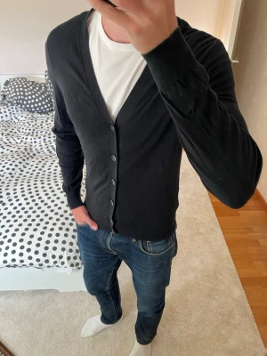Svart/Blå tunn kofta med knappar från Massimo Dutti - Väldigt snygg svart/blå stickad kofta från Massimo Dutti i storleken M. Tröjan är riktigt skön då den är tillverkad av cashmere, silke och bomull! ✌🏼——————————————————————————                                                                      📐| Storlek: M                                                           👖| Märke: Massimo Dutti                                      🔎| Skick: Mycket Fint                                                      ✍🏻| Skriv om du har några frågor