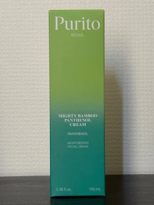 Purito Mighty Bamboo Panthenol Cream - Helt ny oöppnad fuktgivande ansiktskräm med panthenol från Purito. Kommer i en grön och turkos förpackning på 100 ml. Krämen är framtagen för att återfukta huden och innehåller bambuextrakt. Perfekt för dig som vill boosta din hudvårdsrutin.