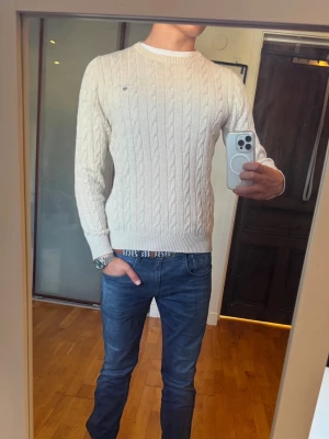 Beige kabelstickad gant tröja - Inga tecken på användning. Han på bilden är 183cm. Kabelstickad. Hör av dig vid övriga frågor ⭐️