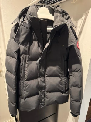 Canada goose wyndham äkta - Säljer nu min äkta canada goose wyndham jacka då den knappt används längre. Storlek Medium. Tillhörande päls till luvan ingår. Jätte fint skick, använd fåtal gånger bara, inga skador eller liknande. Köpt på care of carl. Kvitto finns! Som ny ren och fin.