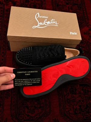 Christian Louboutin skor - Säljer ett par klassiska loubs some perfekta för sommar / skol starten. | skick 10/10 har endast testats | storlek 43 EU | lådan  och etiketten följer med på köp! | pris går att diskutera vid bundle köp / snabbaffär! 💯🤝