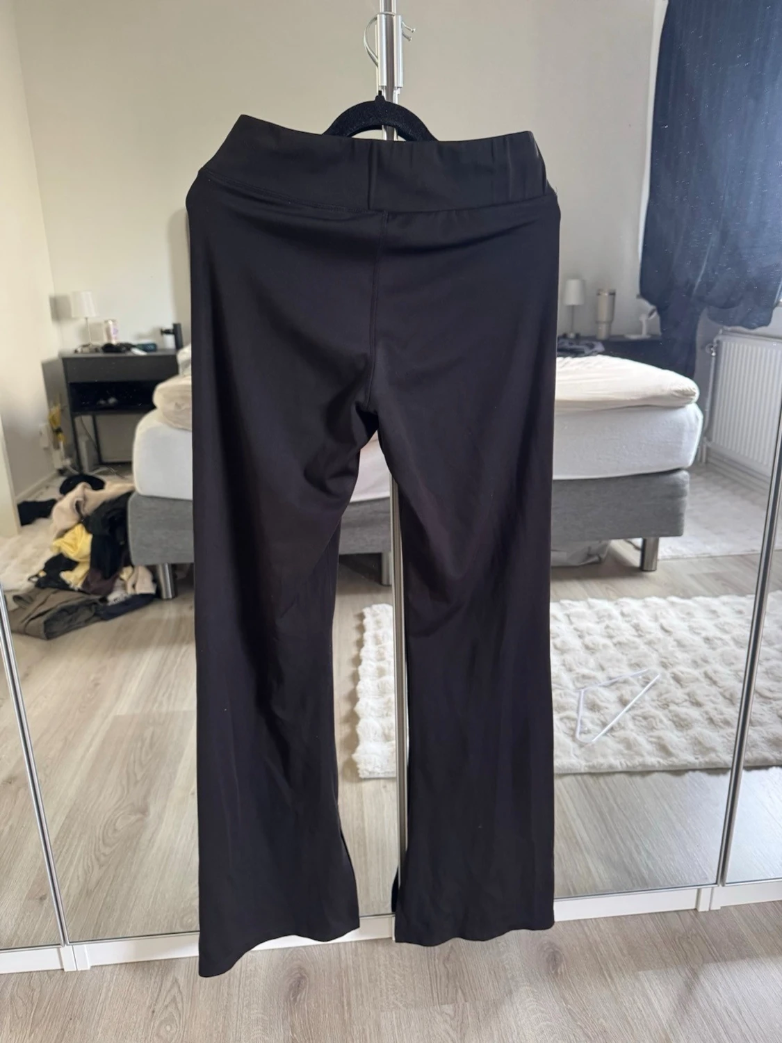 Svarta utsvängda leggings med slits - 1