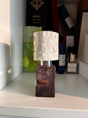 Nasomatto Blamage - Säljer denna då jag inte diggar den efter ett blind buy. Endast ett spray taget så i princip helt full. Tyvärr ingen box. 
