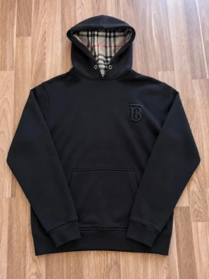 Burberry hoodie - Tjena, jag säljer en riktigt snygg Burberry hoodie☺️Den är i mycket bra skick och har inga fläckar eller skador😁.                                                                        Den är självklart äkta✅                                                  Skicka om du har några frågor😄
