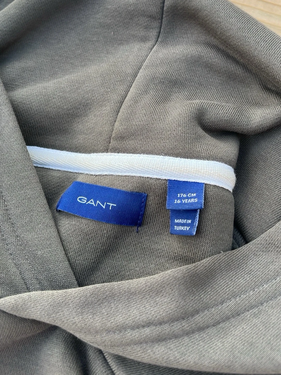 Olivgrön hoodie med ficka framtill - 2