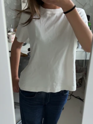 T-shirt - Säljer en vit t-shirt från VERO MODA i strl. S🤍 Relativt använd, därav priset.