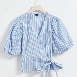 Randig blus  - Jättefin randig omlott blus i toppen skick!