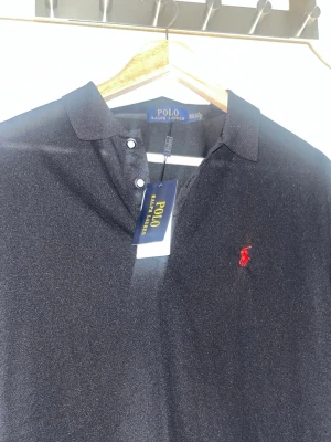 Svart pikétröja från Polo Ralph Lauren - Klassisk svart pikétröja från Polo Ralph Lauren 