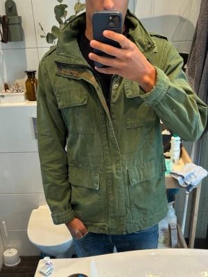Grön vindjacka med fickor - Snygg grön fieldjacket.