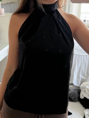 Svart halterneck topp  - Snygg svart halterneck topp med hög krage och knyt i nacken💓 Aldrig använd!