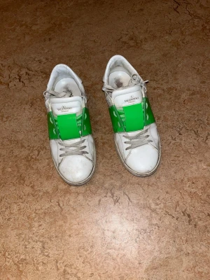 Snygga Valentino opens med grön detalj - Säljer mina Valentinos som jag inte har användning för längre, nypris 7200. Priset kan diskuteras! Upphämtning funkar bra om du bor inom Stockholm kommun.