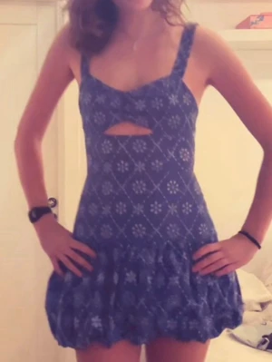 Blå kort Zara klänning med volang - Supersöt blå kort Zara klänning med vita blommönster, breda axelband och en cut-out detalj framtill. Kjolen har volangkant och klänningen har en figurnära passform. Perfekt för sommarens alla tillfällen!