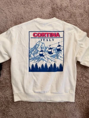 Afterski tröja  - Tröja som passar perfekt till afterski, köptes för att användas i valdisiere men användes tyvärr inte så mycket. Storlek xxs men är stor i storleken så skulle säga att den är med S/M