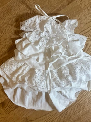 Vit festtopp - Somrig vit festtopp med volanger från Zara. Aldrig använd