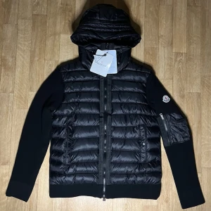 Svart Moncler cardiganjacka - Svart Moncler cardiganjacka i ny skick, NFC på loggan, hör av dig om du har frågor eller för detaljbilder.