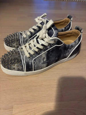 Christian Louboutin monogram  - Nästan nya inte slitna alls bara lite smutsiga på undersidan 