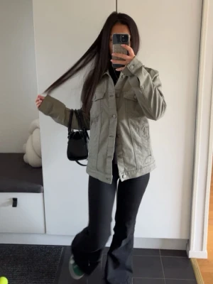 Mörkgrön jeansjacka  - Snygg mörkgrön jeansjacka💕