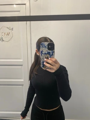 Svart ribbad långärmad topp - Väldigt stretchig även fast om den ser tajt ut i andra bilden. Aldrig använt för jag har en annan svart tröja jag använder. 