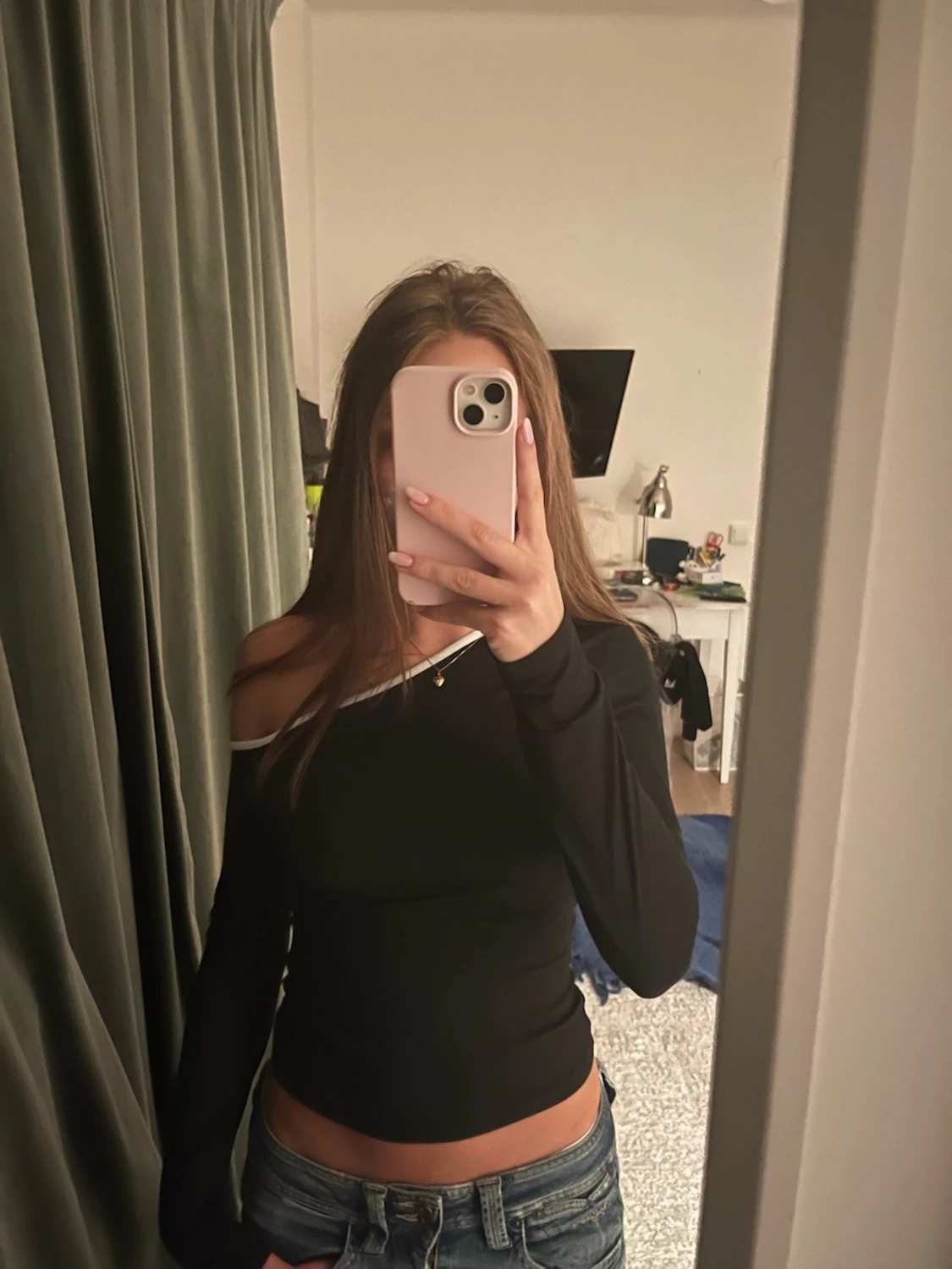 Svart offshoulder topp med vit kant