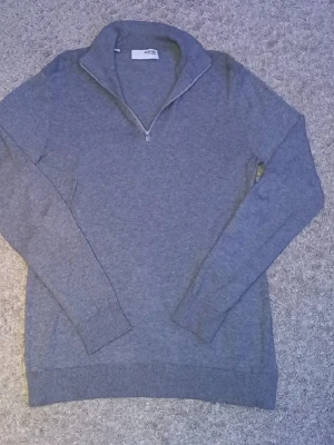 Selected homme half zip - Snygg grå stickad tröja från Selected Homme som gen en riktigt premium känsla nästa helt ny skriv vid frågor 🙌🍾