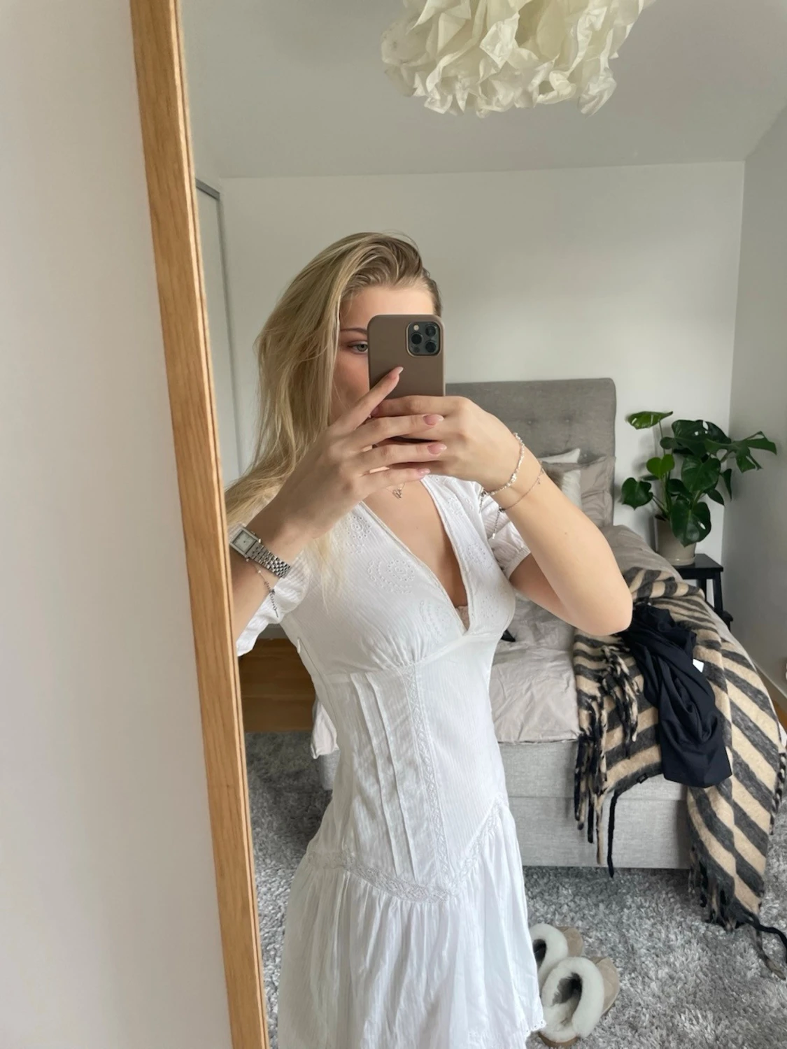 Vit kortklänning med v-ringning - 1