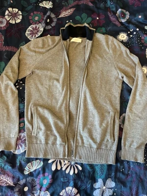 Full-zip - Snygg grå ziptröja från Pier One storlek s. I princip aldrig använd, endast fåtal gånger. Skriv vid funderingar !