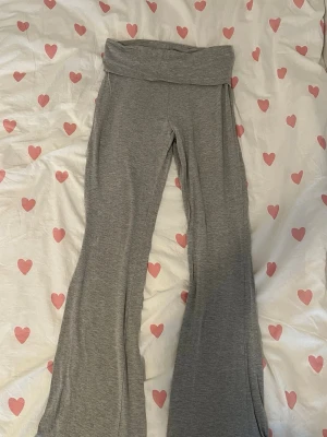 Grå yogabyxor från 157 - Säljer ett par gråa vika ner byxor från lager 157. Jag säljer dessa eftersom att de är lite för stora på mig. Om du har frågor så är det bara att fråga på 🫶🏼