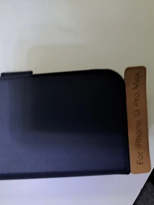 Svart läderfodral iPhone 13 Pro Max mobilskal - Säljer en iphone 13 pro max mobilskal för billigt 50 kr