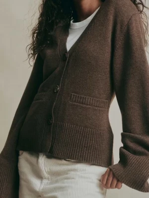 Brun kofta med knappar från Gina tricot - Slutsåld på hemsidan. Materialet är merinoull så den är jätteskön, inte alls sticksig och har bra kvalitet! Har använt den ca 3 gånger och nypris är 899kr!💞skriv vid funderingar☺️